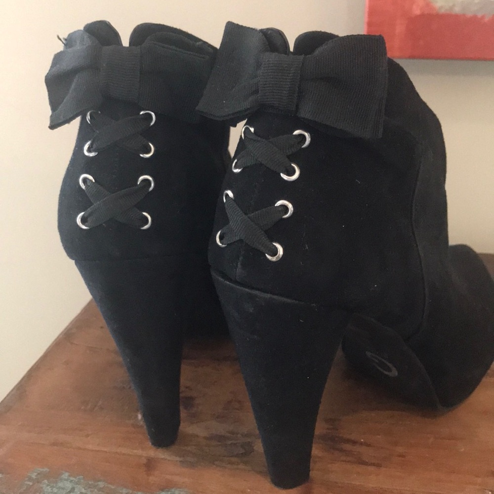 Lace bow heels